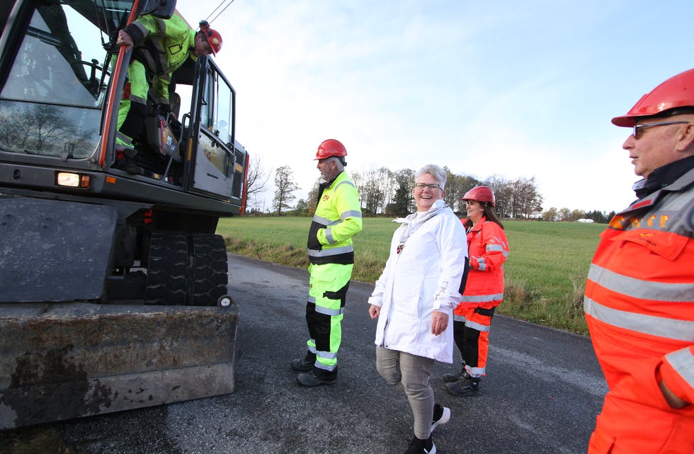 Fungerande ordførar Tove Elise Madland i Vindafjord saman med sentrale aktørar i arbeidet med sikring av E134 i Skjold. Frå venstre maskinførar Jørgen Mjånes og driftsleiar Øyvind Stange, og deretter byggjeleiar Ina Rognlid og prosjektleiar Asbjørn Opedal, begge Statens vegvesen. Foto: Jon Edvardsen