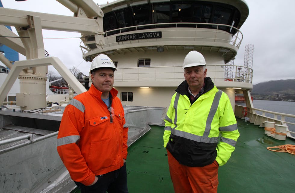 Reiar Gunnar Longva fekk denne veka levert flunkande ny fisketrålar frå Endre Matre (t.v.) og resten av Westcon Yards i Ølensvåg. Foto: Øystein Birkenes