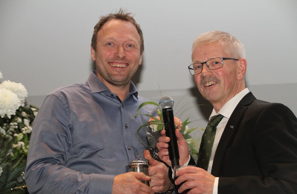 Johannes Silde (t.v) mottok førstepremien av direktør Olav Eik-Nes i Norsvin. Foto: Erling Mysen, fagbladet Svin