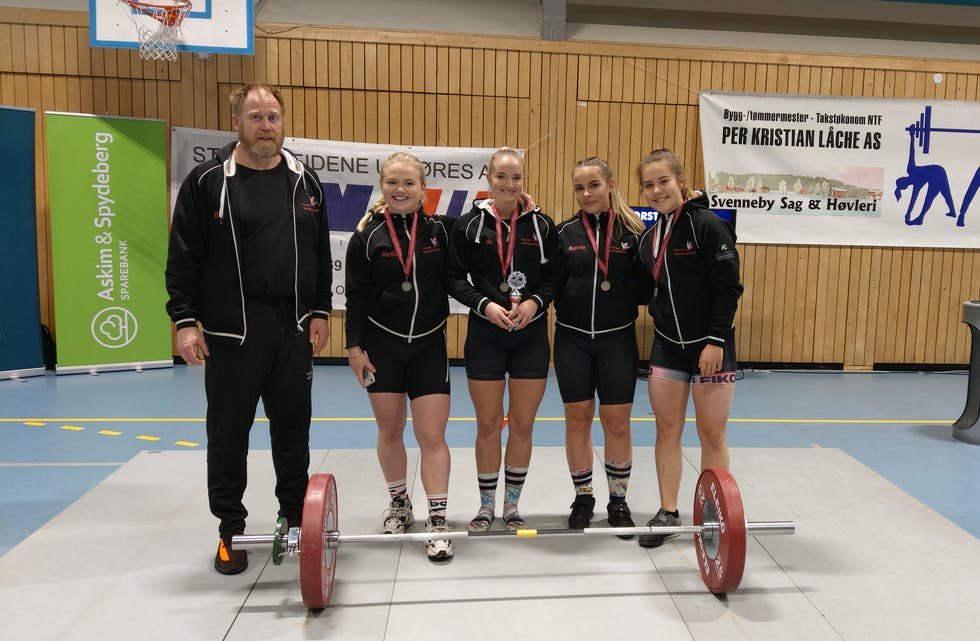 Juniorlaget til Tysvær Vektløfterklubb. F.v. trenar Dag Rønnevik, Marthe Knutsen, Ida Vaka, Andrine S.Hestenes og Tine R. Pedersen. Foto: Privat