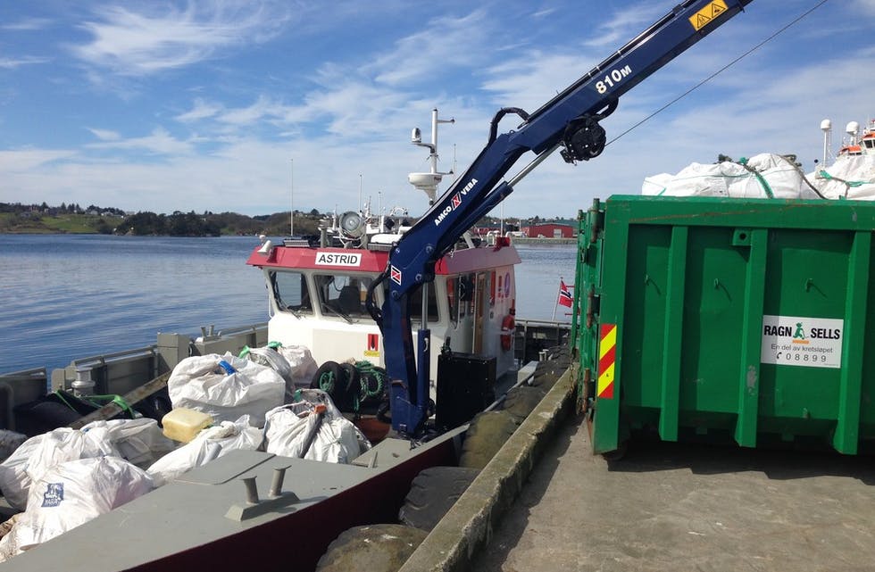 Omfattande strandrydding. Her ei båtlast med søppel på veg inn til Husøy på Karmøy. Foto: Friluftsrådet Vest