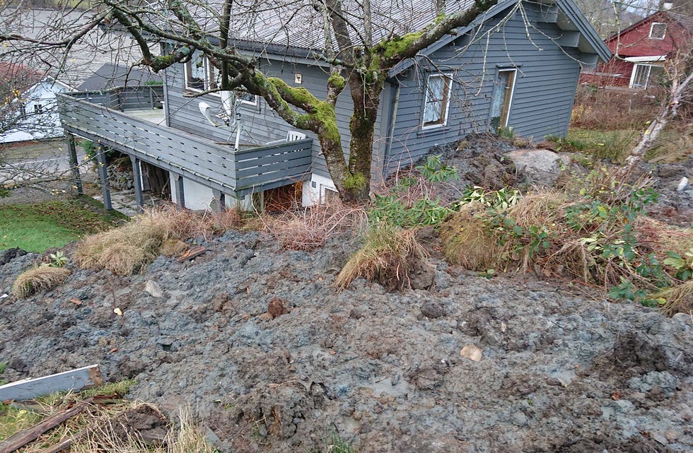Raset som kom knuste vindauge i første etasje i denne fritidsbustaden på Hamre.
FOTO: ARNE SOLVANG