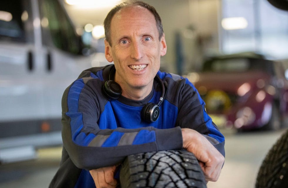 Erik Kaldheim har jobba 31 år ved Kaldheims Auto i Sandeid, og her blir han nok verande til han går av med pensjon om eit par tiår. Nyleg fusjonerte Kaldheim Auto med eit haugesundsselskap, og tok det nye namnet Auto Pluss AS i bruk.
Foto: Privat