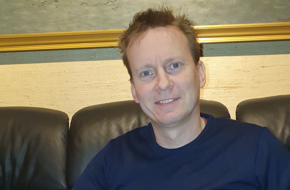 Frode Haaland med litt forskjellige julehefte frå samlinga si. Nokre av julehefta er frå i år, mens nokre av dei er frå 1940, 1950, 1960 og 1970-talet.
Foto: Privat