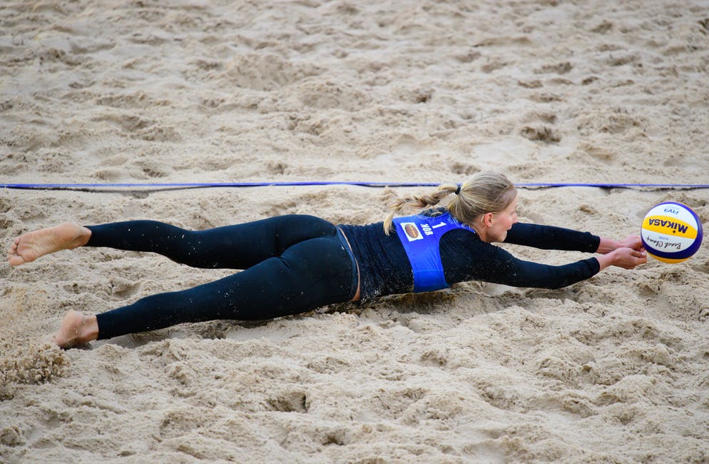 Ingrid Lunde måtte sjå mange ballar bli slått i sanda på hennar og makkar Oda Ulveseth si side av nettet i Sveits.
FOTO: FIVB