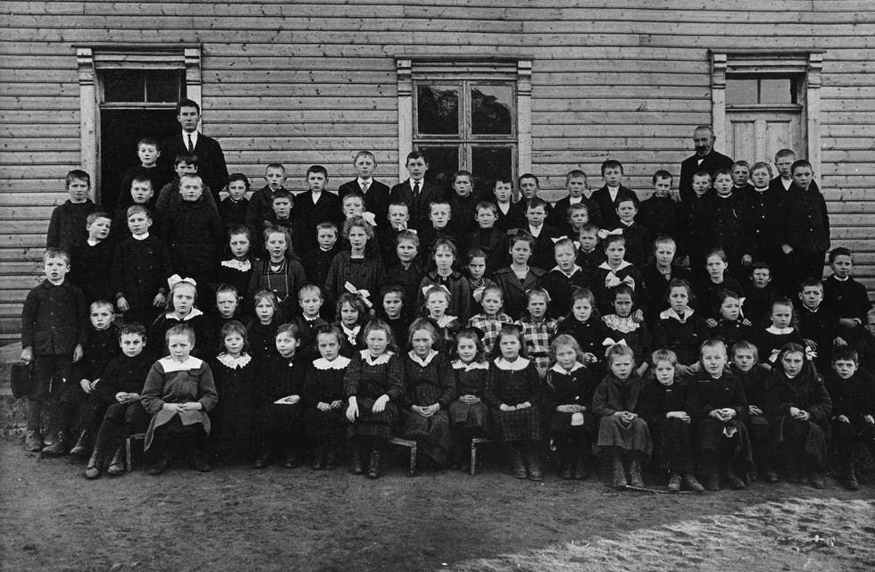 Vindafjord kommune
Kan du hjelpa oss?
Under rydding i kjellaren på rådhuset dukka dette gamle skulebiletet opp. Det er ikkje merka på noko vis, men me trur at det kan vera så gamalt som 100 år eller meir.
No vonar me at nokon av våre lesarar på Facebook kan hjelpa oss med å finna ut når og kvar biletet er teke. Kanskje nokon kjenner igjen personar også? Eller veit kven fotografen er?
Skriv eventuelle opplysningar i kommentarfeltet. Me er takksame for all hjelp!