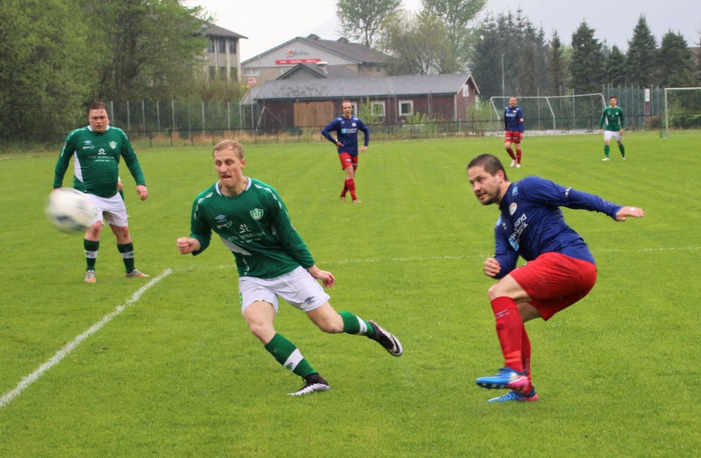 Erling Bjarte Rullestad i kamp om ballen, medan Øystein Ekrheim fylgjer spent med.
Foto: Magne Skålnes