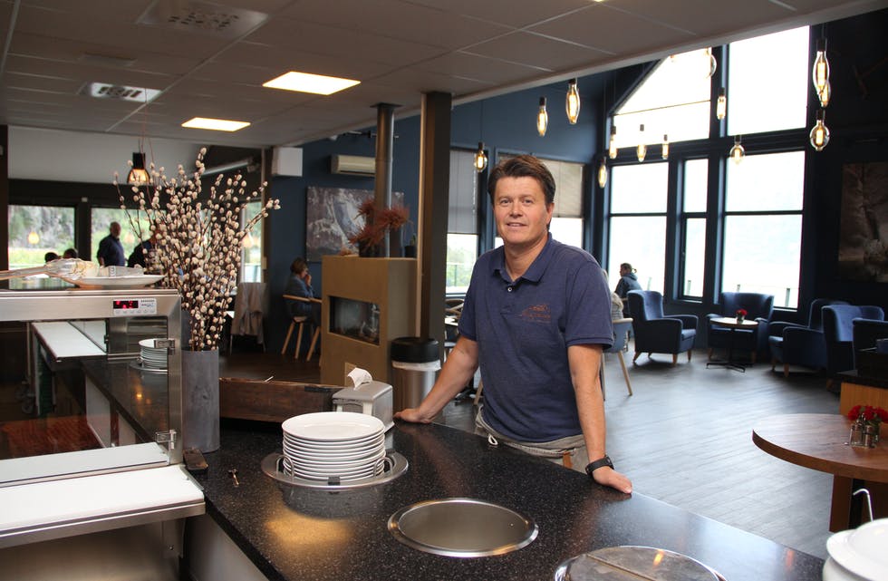 John Karsten Hustveit kan sjå tilbake på 20 år ved Åkrafjordtunet. No skal jublieumet feirast. Foto: Grethe Hopland Ravn
