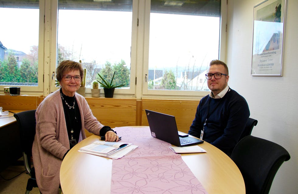 Sparing er gjennomgangsmelodien. Konstituert rådmann, Hilde Aartun Haraldseide og økonomisjef Vegard Bang la sist onsdag fram budsjettet for Etne kommune. Foto: Grethe Hopland Ravn