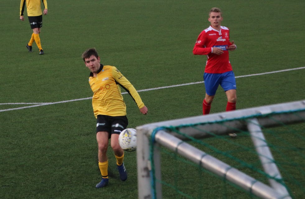 Ørjan Grunnaleite bankar inn leiarmålet for Vats 94/Skjoldar, medan Kasper Arnestad på Ølen berre kan sjå at ballen fyk inn i nettet. Foto: Magne Skålnes