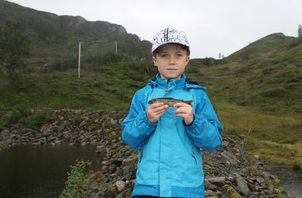 Ludvig Rygg Sørheim (8) fanga den første fisken på sundag. Han omtala denne auren som ein av dei minste fiskane han nokongong har fått. Foto: Kristina Haugen Moe