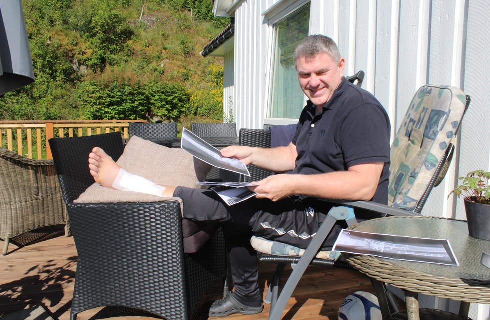 Ole Johan Vierdal viser fram bilde av brota etter fallet frå torvtaket. Han blir gåande på krykker utover hausten. Foto: Øystein Silde Frønsdal