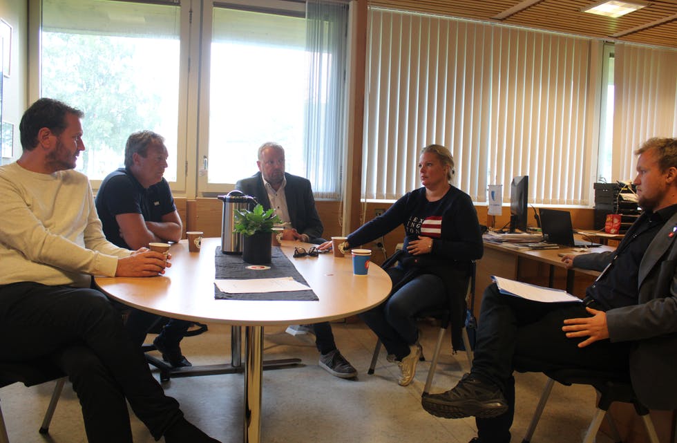 Helge Andrè Njåstad (t.v.), Sigbjørn Framnes, Terje Halleland, Silje Hjemdal og Kenneth Lyng Karlsen diskuterte koronatilskot og vegprosjekt då sistnemnde inviterte til ordførarkontoret.