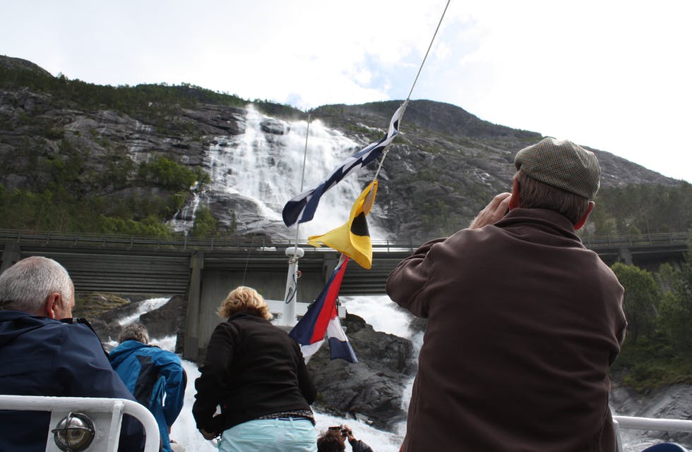 Båten køyrde så nært som det var råd opp mot utløpet til fossen, og ga ei spektakulær utsikt.