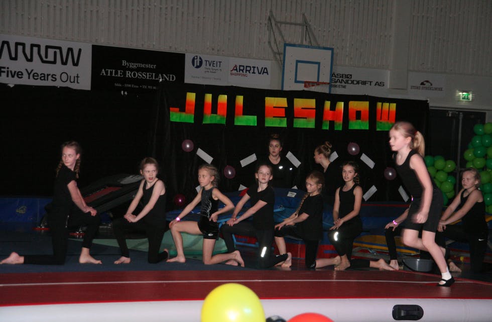 Aspirantar 9-10 år imponerte under Etne Il turngruppe si juleavslutning i Skakke sundag. Anna Rygg Grumheden er klar for salto. Foto: Anne-Britt Grindheim