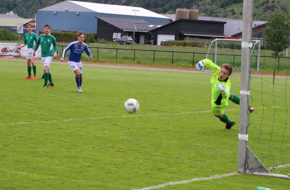 Lars Øvernes i Etne-målet måtte sjå ein ball bak seg i 1-0 tapet mot Haugar. Her frå 3-0 sigeren mot Haugar i juni. Arkivfoto: Magne Skålnes Foto: Magne Skålnes