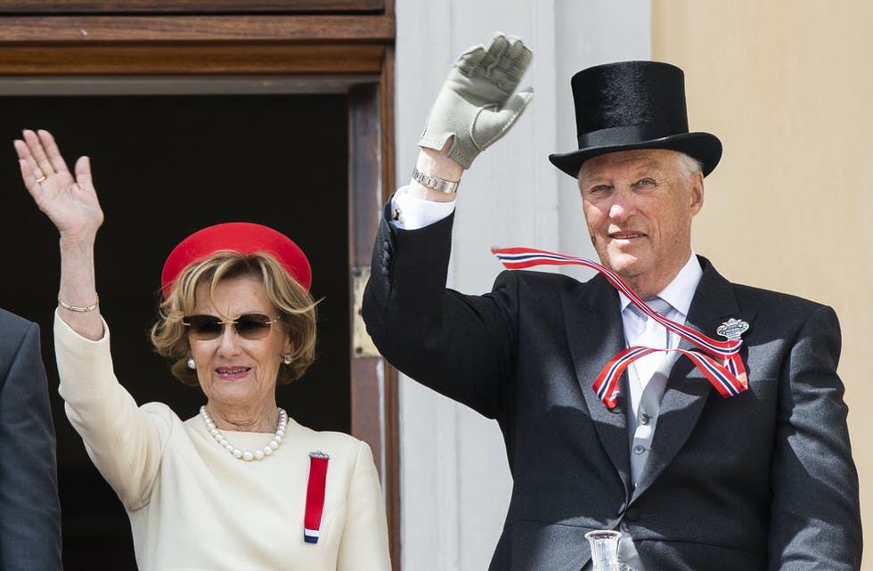 Dronning Sonja og kong Harald slik vi har sett dei mang ein gong på slottsbalkongen 17. mai. Her frå 2019. Foto: Berit Roald / NTB / NPK