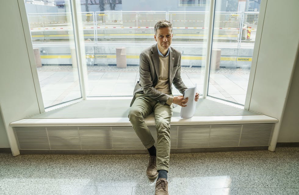 Samferdselsminister Knut Arild Hareide (KrF) er klar med planen for halvering av ferjetakstane innan 2025. Regjeringa set av 120 millionar kroner til ferjesambanda i revidert nasjonalbudsjett for å sikre ein reduksjon i takstane på 10 prosent allereie 2. halvår i år. Foto: Torstein Bøe / NTB / NPK