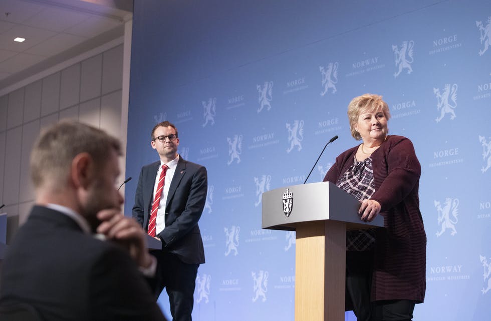 Stramar til. Helse- og omsorgsminister Bent Høie, barne- og familieminister Kjell Ingolf Ropstad og statsminister Erna Solberg under ein pressekonferanse om koronasituasjonen.
Foto: Terje Bendiksby / NTB
