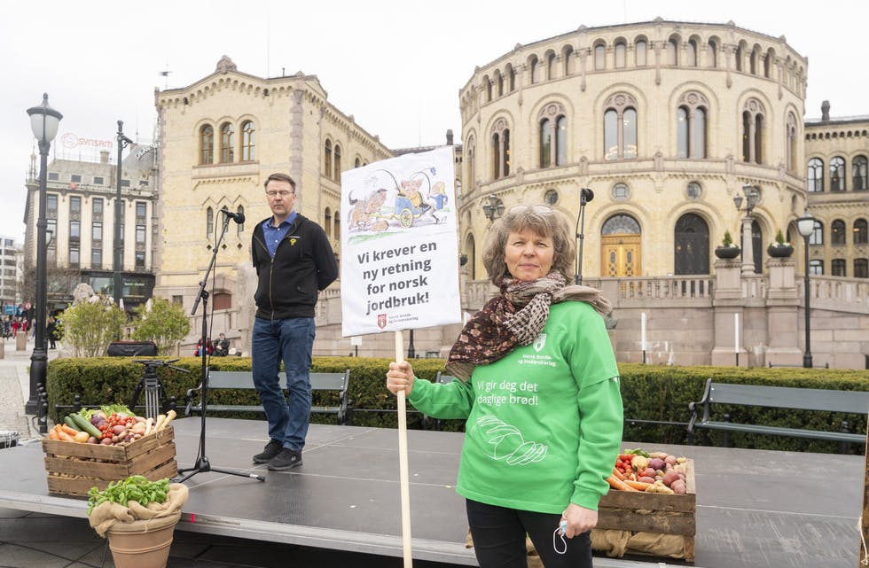Leiar i Norsk Bonde- og Småbrukarlag Kjersti Hoff og leiar i Norges Bondelag Lars Petter Bartnes under ei markering frå bondeorganisasjonane i samband med jordbruksoppgjeret. Foto: Terje Pedersen / NTB / NPK