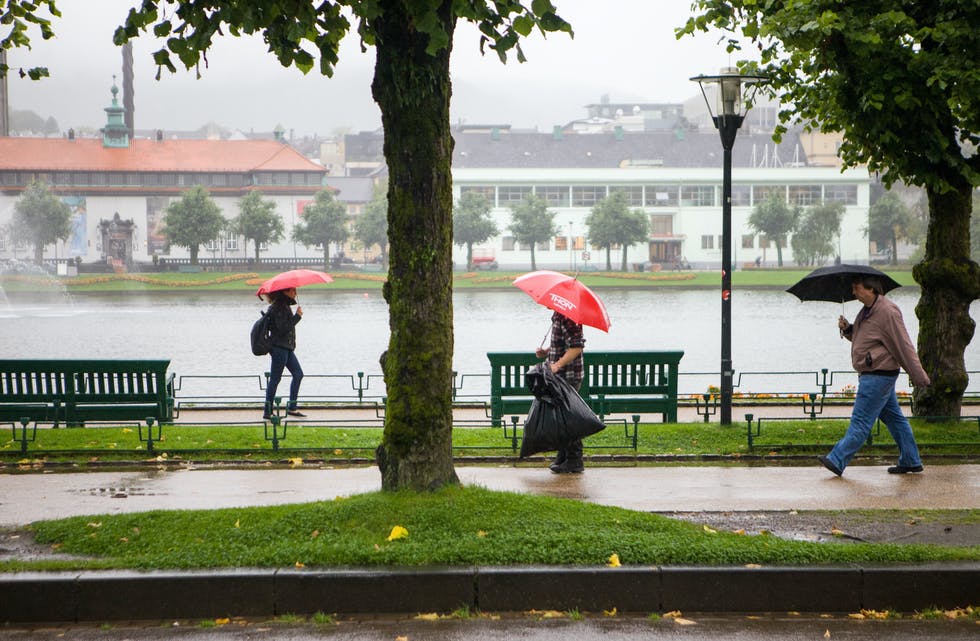 Overgangen til november blir av det våte slaget, ikkje minst på Vestlandet. Foto: Emil Breistein / NTB / NPK