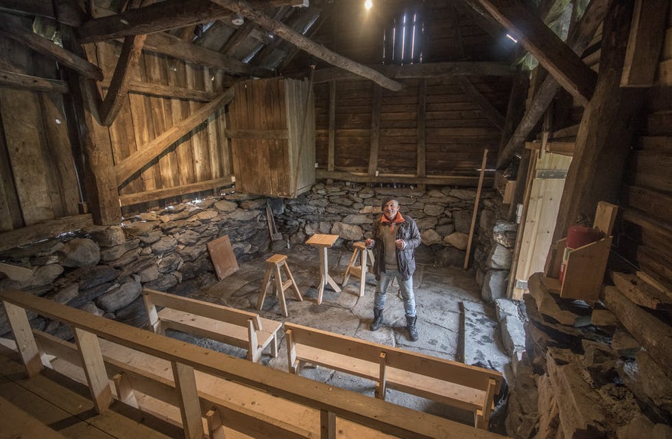 Bjørn Arve Lunde i Sunnhordland Museum håper folket tek Sæbøtunet i bruk. Olsok blir det markering av at bygningane er restaurerte. Her bygningsvernkonservatoren i den nye forteljarskuten, som har plass til 50 personar i amfiet.