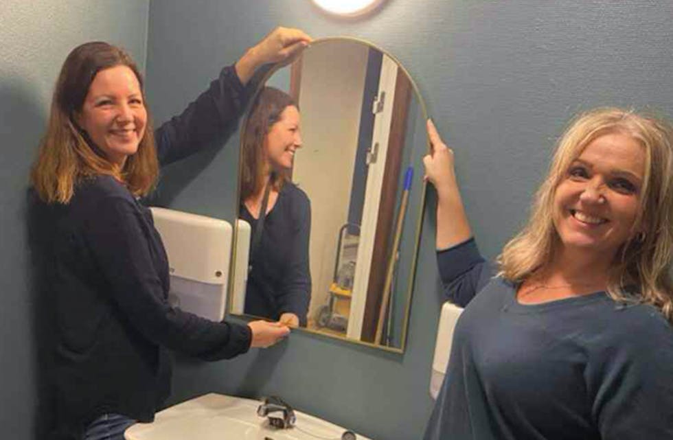 Trude Gullhaug (t.v.) og Ann Mari Tjoflot kan snart seie seg ferdige med ei stortilt oppussing i UL-loaka.
Foto: Privat