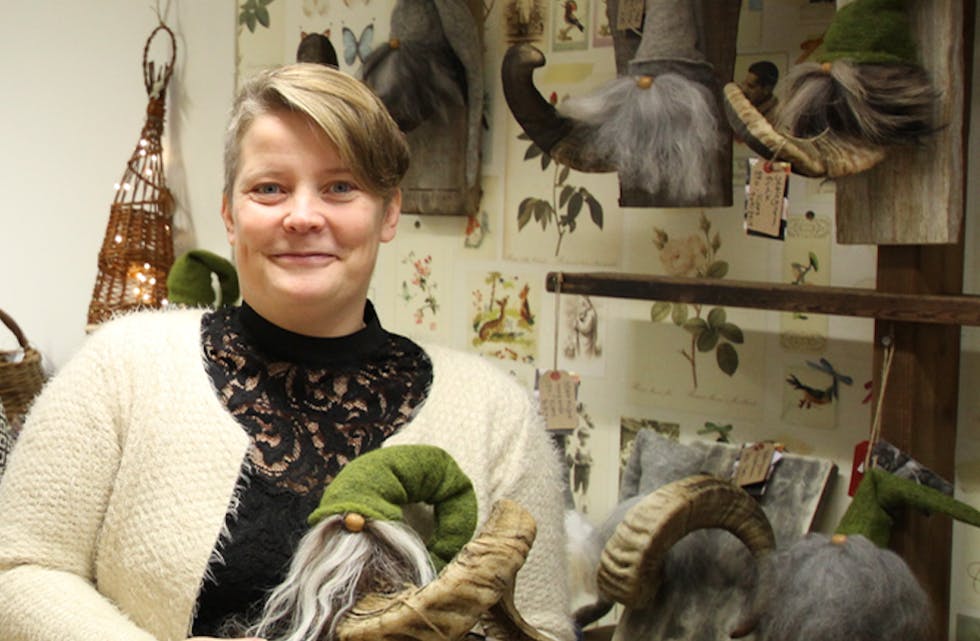 Gro Anita Langeland fekk ideen om å etablera ein julevipps-butikk i Skjold, då alle julemesser blei avlyste. Sjølv hadde ho laga 30 gnomar ho ville selja før jul.
Foto: Grethe Hopland Ravn