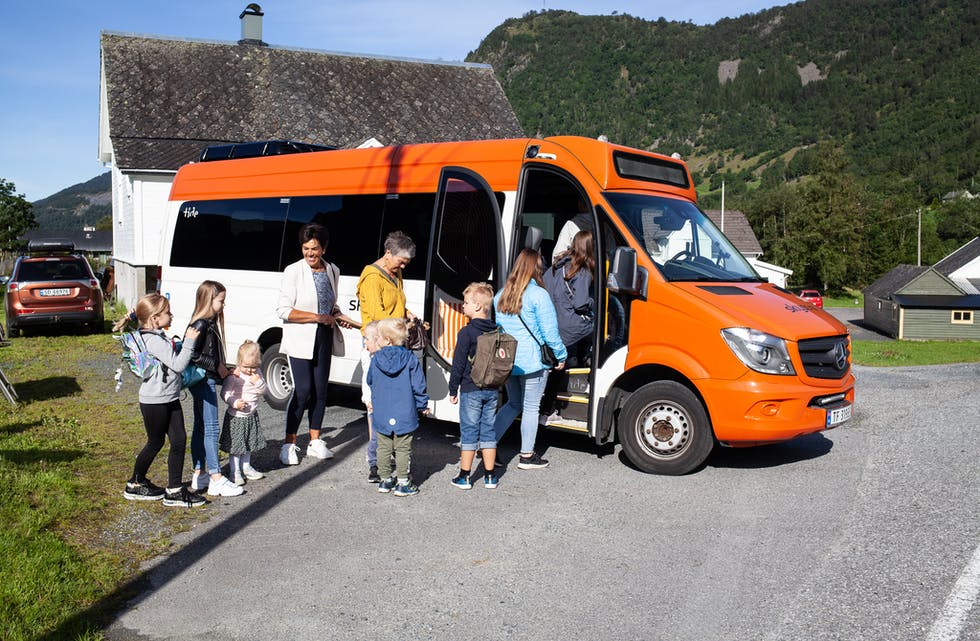 Her går gjengen på bussen på Frette. Kvar sommar inviterer bestemødrene til handletur med barnebarna, og tradisjonen nærmar seg ti år gammal. Foto: Anita Haugland