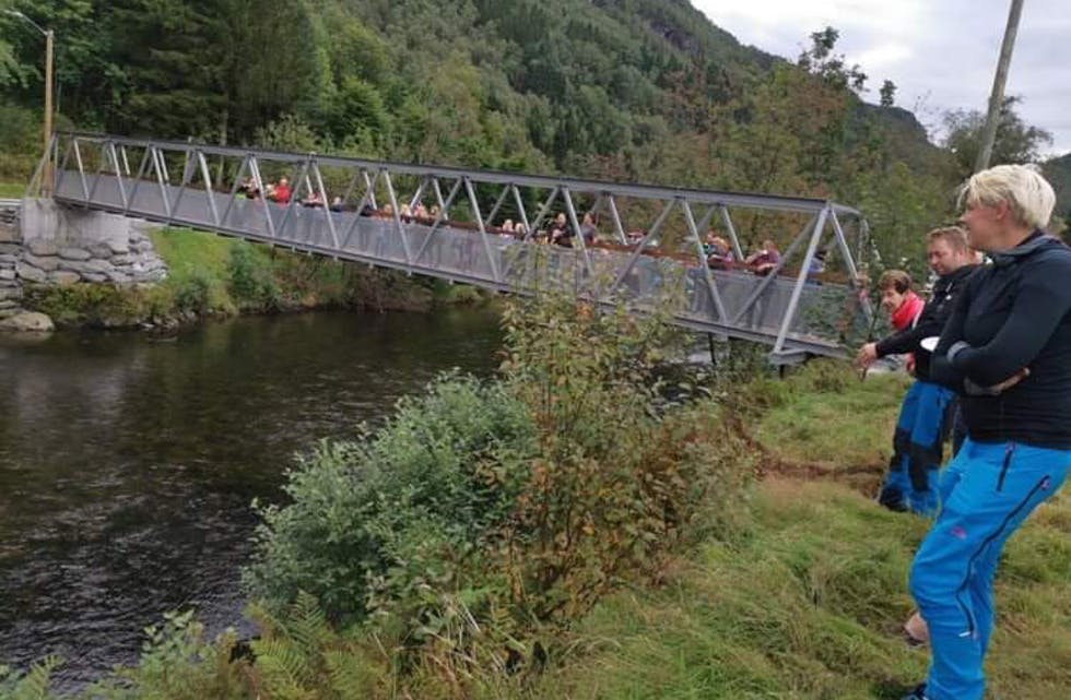 Mange skuelystne på nybrua under andeløpet.
FOTO: PRIVAT