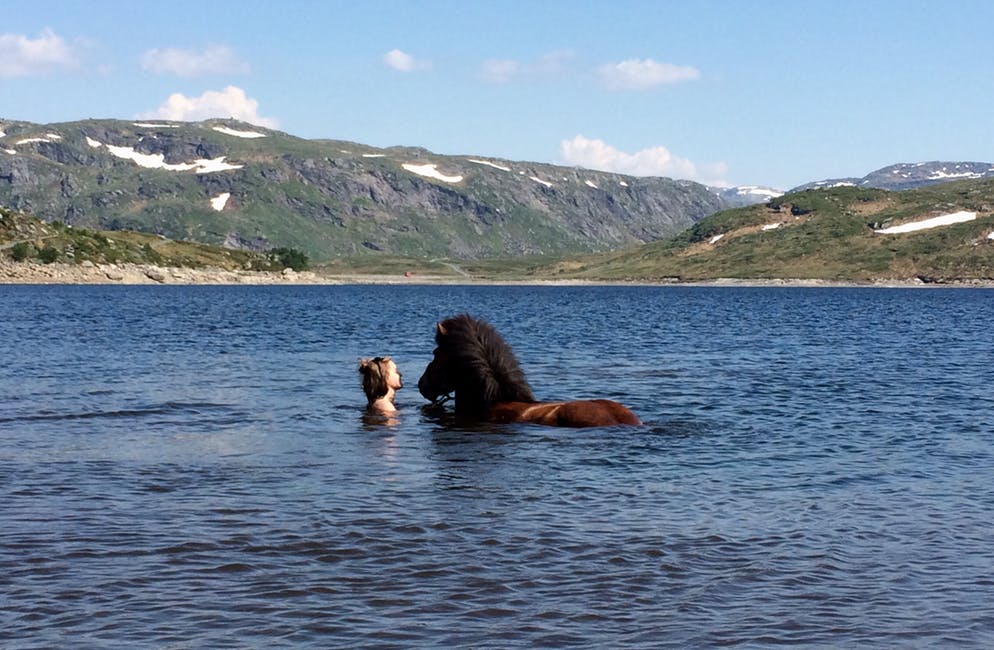 Slik såg det ut Sofie Anine Tesdal Røer og hesten Tengil bada i Ilsvatnet ved Auastadstølen i Etnefjellet den første laurdagen i juni 2018. No er vi inne i ei ny godvêrsperiode.
FOTO: GRETHE TESDAL